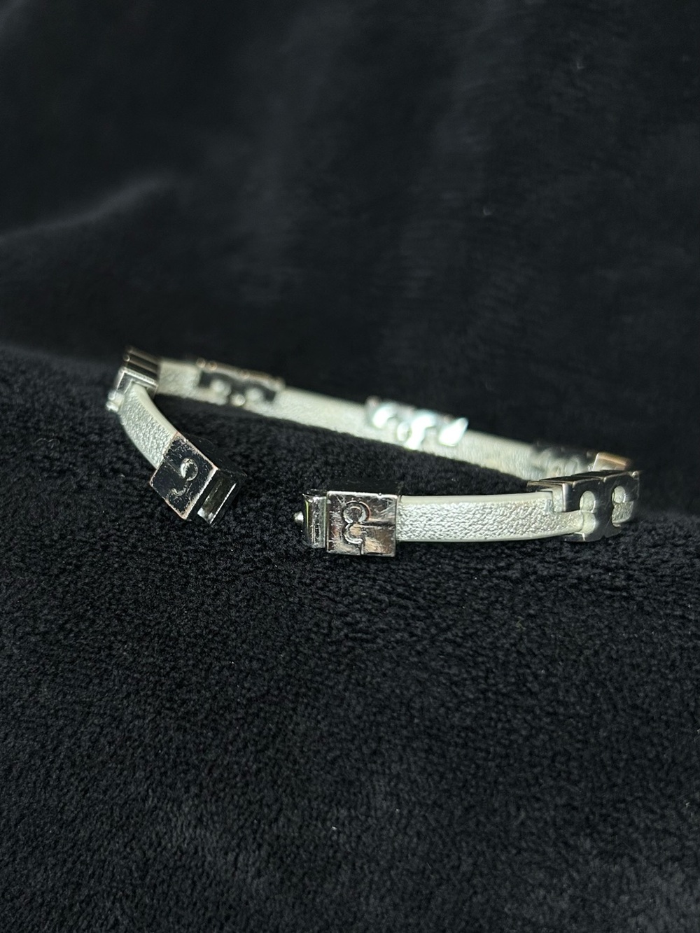 SERIF-T METALLIC SINGLE-WRAP
BRACELET - Picture 4 of 9